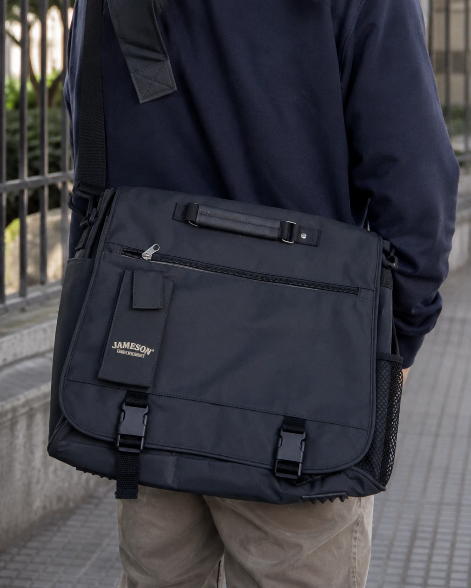 Bolso mensajero Jameson negro